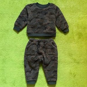 Old Navy Unisex Sherpa Top and Jogger Pants Set for Baby - size 12-18M